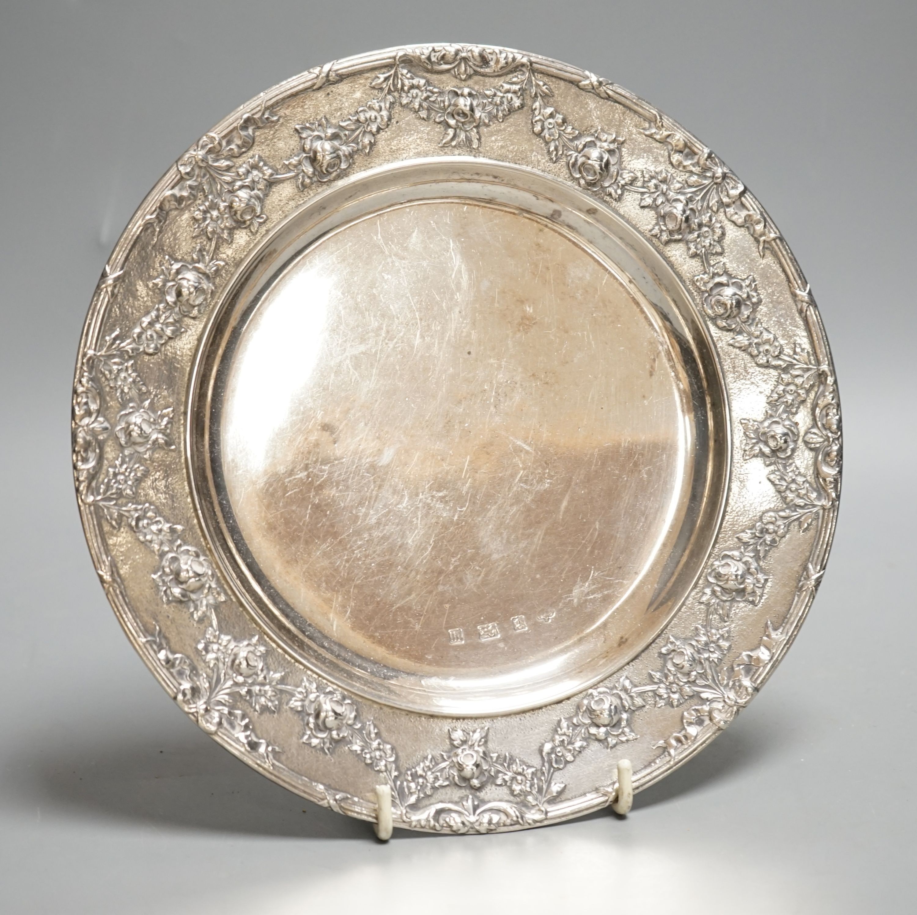 A George V silver plate by Elkington & Co, with foliate swag border, Birmingham, 1912, 22.8cm